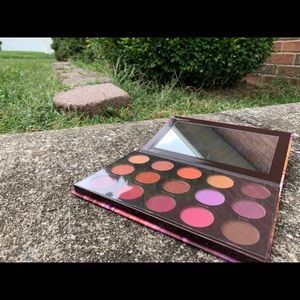 HipDot eyeshadow palette